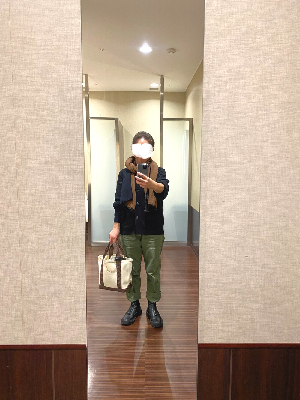 「おしゃれさんと繋がりたい、シンプル、ファティーグパンツ、カーディガン、トートバッグ、Gショック、UNIQLO+J、orslow、ZARA、L.L. Bean」｜「uniqlo +jのミドルゲージカシミヤブレンドＶネックカーディガン（カーディガン/ボレロ、ブラック系）」を使った、はむさん（レディース・158cm）の冬コーディネートの1枚目の写真