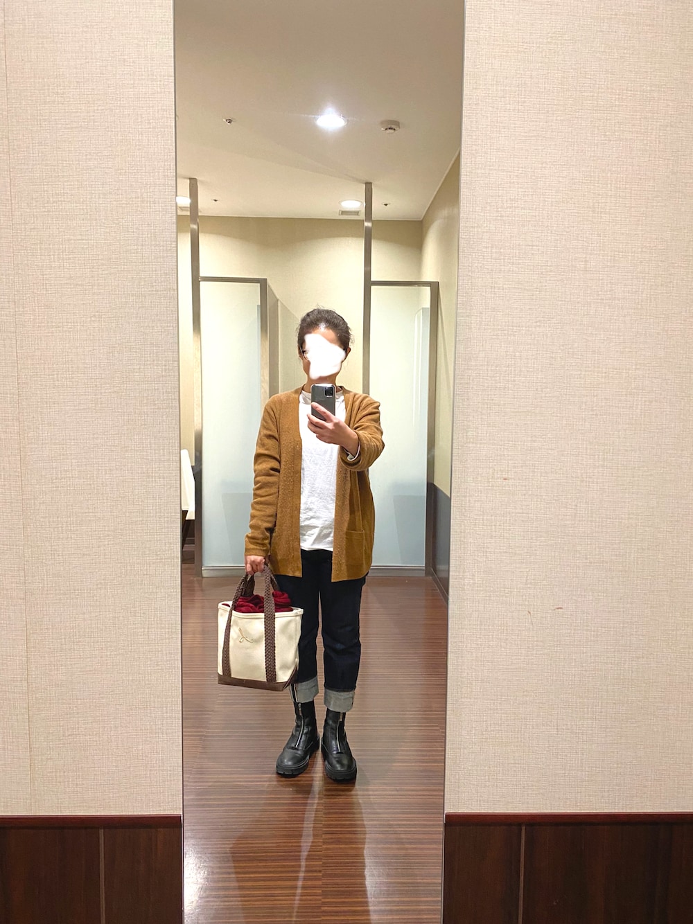 「デニム、カーディガン、トートバッグ、UNIQLO、RESOLUTE、ZARA、L.L. Bean、おしゃれさんと繋がりたい、シンプルコーデ」｜「UNIQLOのGIRLSスムースコットンシャツテールT 160（Tシャツ/カットソー、ホワイト系）」を使った、はむさん（レディース・158cm）の冬コーディネートの1枚目の写真