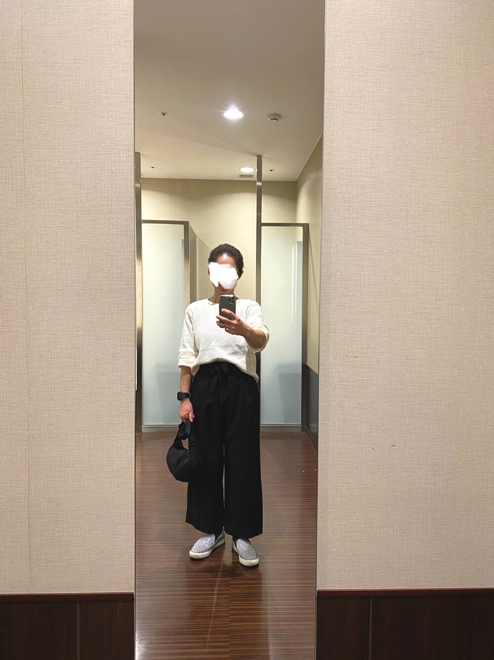 ホワイト系のTシャツ/カットソー、ブラック系のショルダーバッグ、その他のスリッポンを着用したレディースの秋コーディネートの1枚目の写真