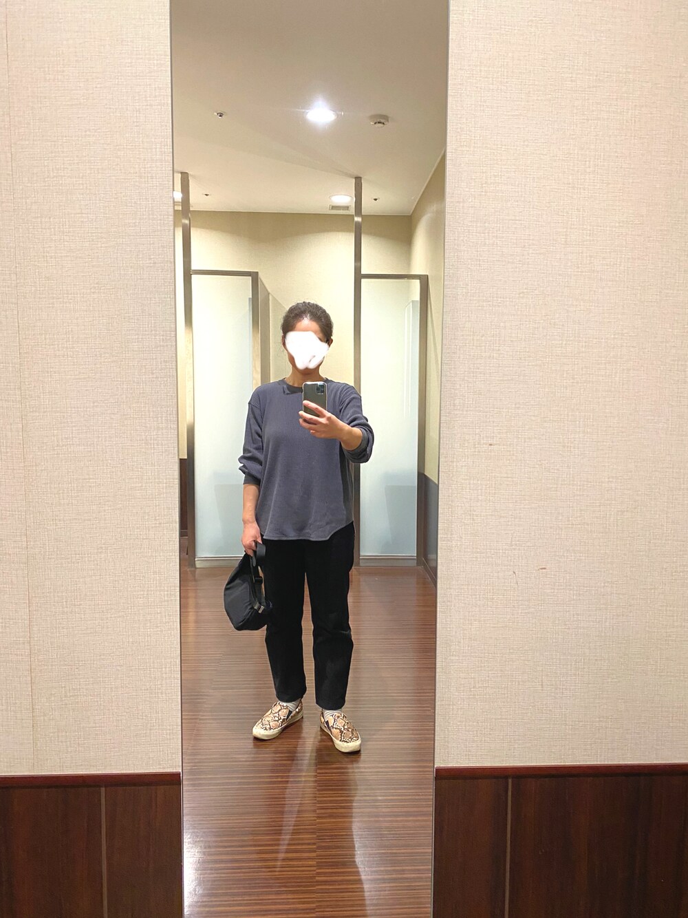 「シンプル、ワッフルクルーネックＴ、モノトーン、おしゃれさんと繋がりたい、パイソン柄、Gショック、リーバイス501、Levi's、UNIQLO、ZARA」｜「UNIQLOのワッフルクルーネックＴ　08ダークグレーL（Tシャツ/カットソー、グレー系）」を使った、はむさん（レディース・158cm）の秋コーディネートの1枚目の写真