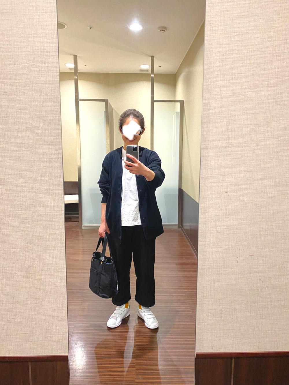 「春コーデ、シンプル、モノトーン、スウェットカーディガン、UNIQLO、トラウザーパンツ、orslow、一澤信三郎帆布、adidas originals、スタンスミス、スタンスミスベルクロ、金子眼鏡、白スニーカー」｜「GUのヘビーウエイトクルーネックT Sサイズ（Tシャツ/カットソー、ホワイト系）」を使った、はむさん（レディース・158cm）の春コーディネートの1枚目の写真