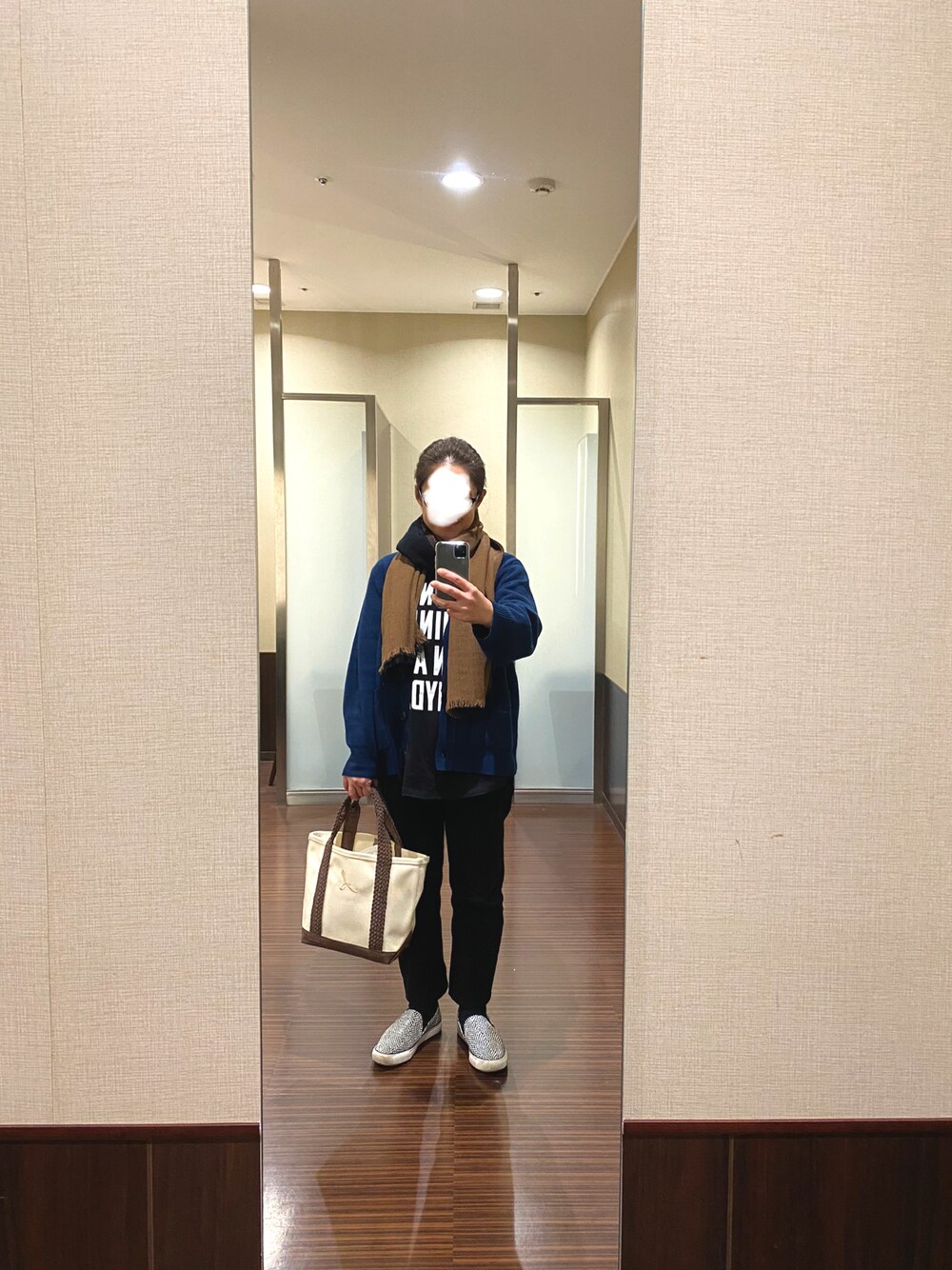 「シンプルコーデ、Levi's、ブラックデニム、トートバッグ、L.L. Bean、GU、ZARA、カーディガン、ストール、UNIQLO+J、おしゃれさんと繋がりたい」｜「Levi'sのLevi's/リーバイス 501オリジナルフィット（デニムパンツ、ブラック系）」を使った、はむさん（レディース・158cm）の冬コーディネートの1枚目の写真