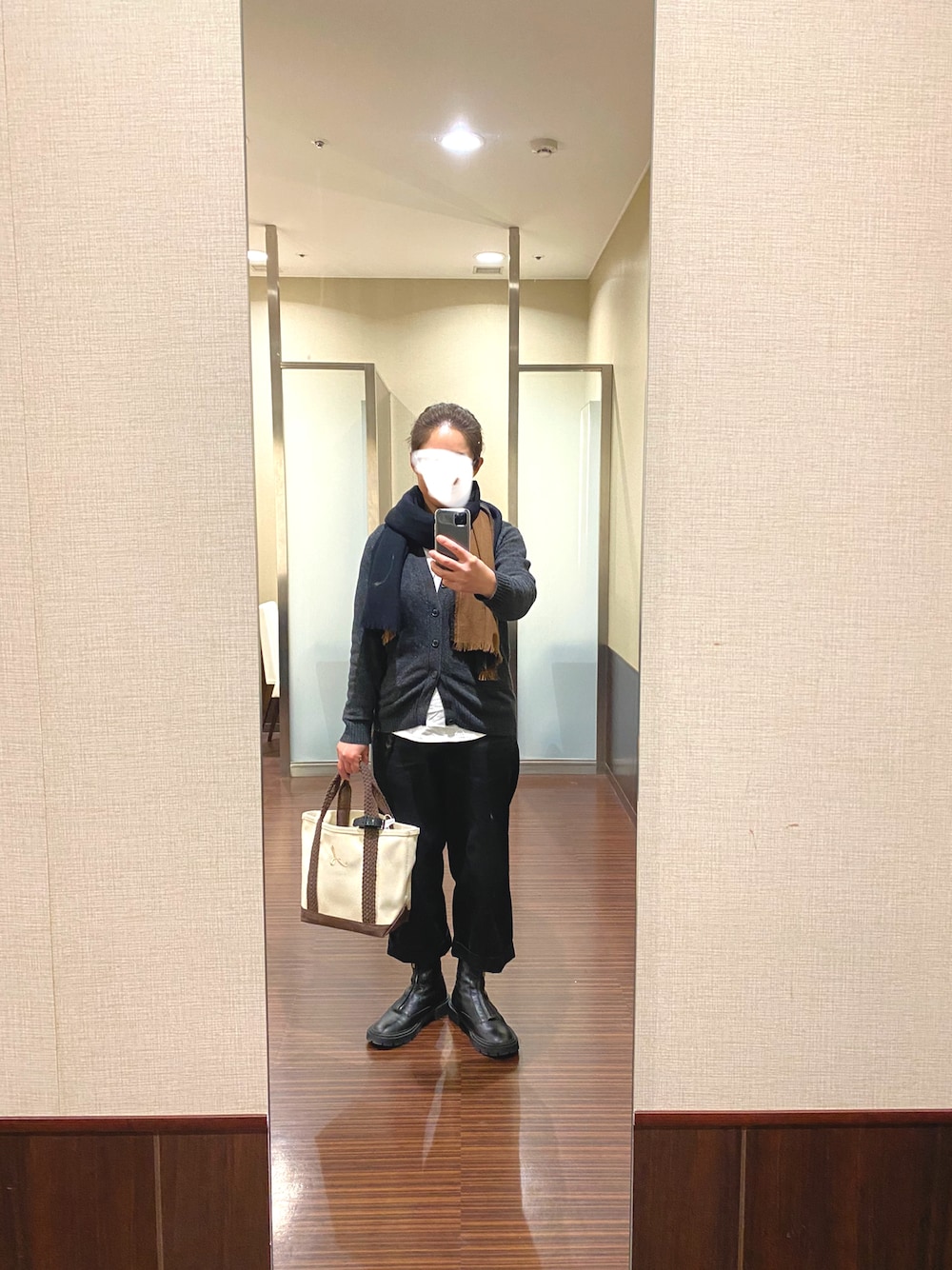 「シンプル、モノトーン、モノトーン×ブラウン、カーディガン、UNIQLO、orslow、ZARA、L.L. Bean、おしゃれさんと繋がりたい」｜「UNIQLOのプレミアムラムVネックカーディガン（カーディガン/ボレロ、グレー系）」を使った、はむさん（レディース・158cm）の冬コーディネートの1枚目の写真