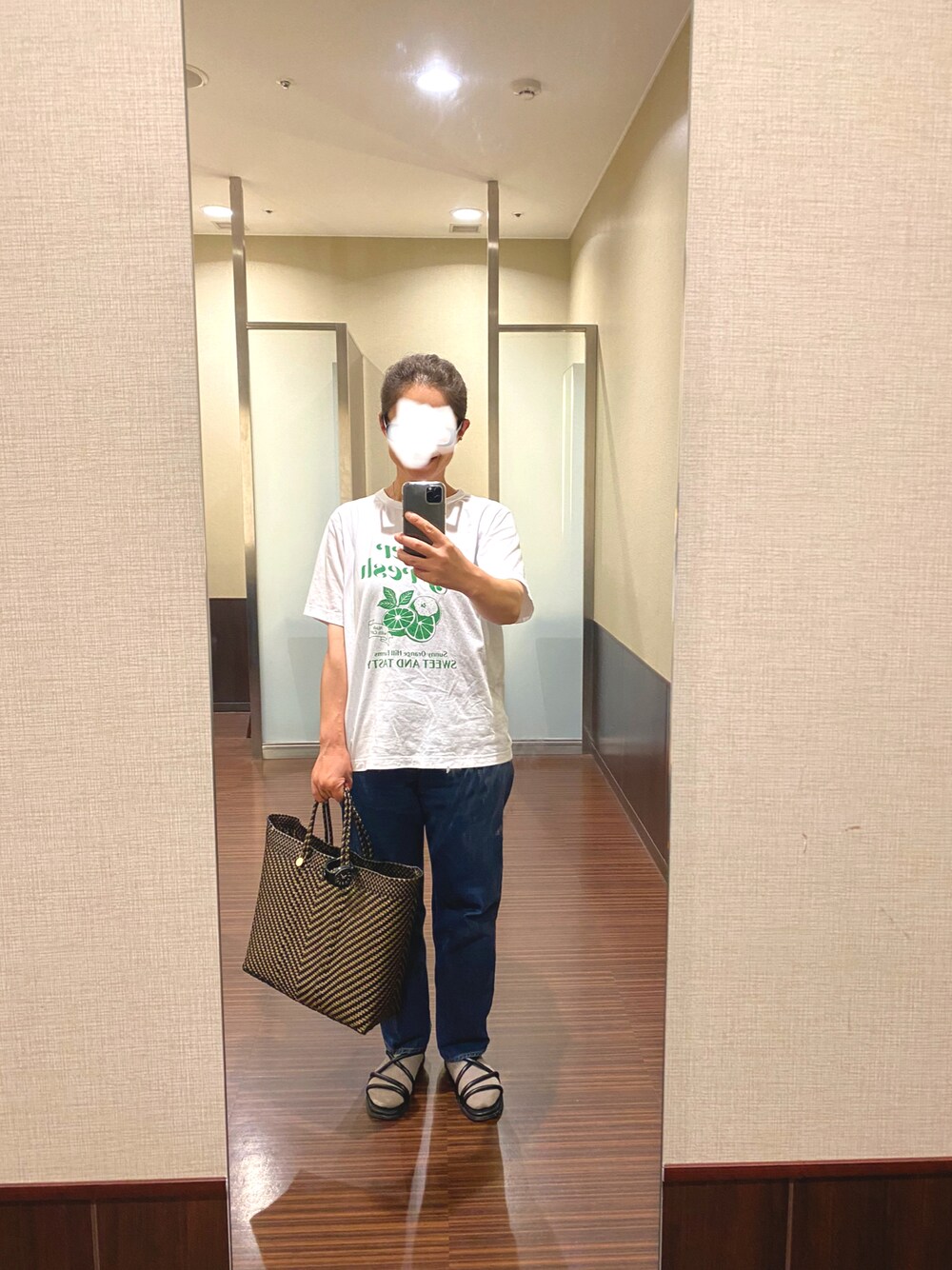 「みんなの白Tフェス、お洒落さんとつながりたい、Tシャツ×デニム、Tシャツ、GU、デニム、RESOLUTE711、Gショック、メルカドバッグ、Letra、サンダル、UNIQLO、tiffany&co、金子眼鏡」｜「GUのアイテム（Tシャツ/カットソー、ホワイト系）」を使った、はむさん（レディース・158cm）の夏コーディネートの1枚目の写真