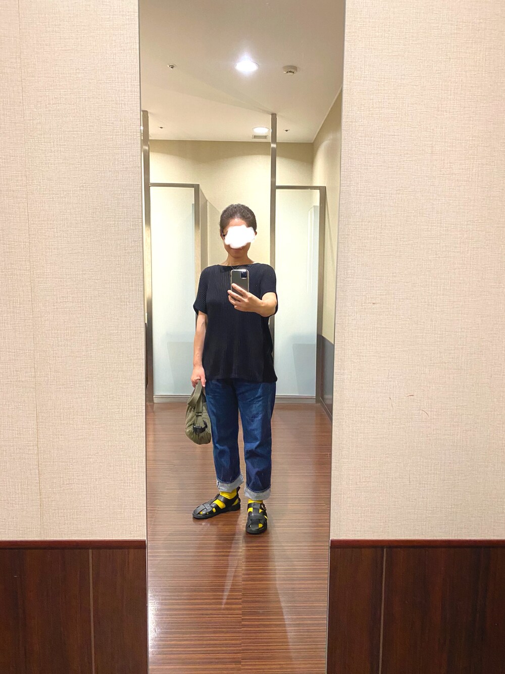 「シンプル、黒×デニム、デニム、RESOLUTE、リゾルト、リゾルト711、グルカサンダル」｜「UNIQLOの3Dリネンブレンドリブセーター（ニット/セーター、ブラック系）」を使った、はむさん（レディース・158cm）の夏コーディネートの1枚目の写真