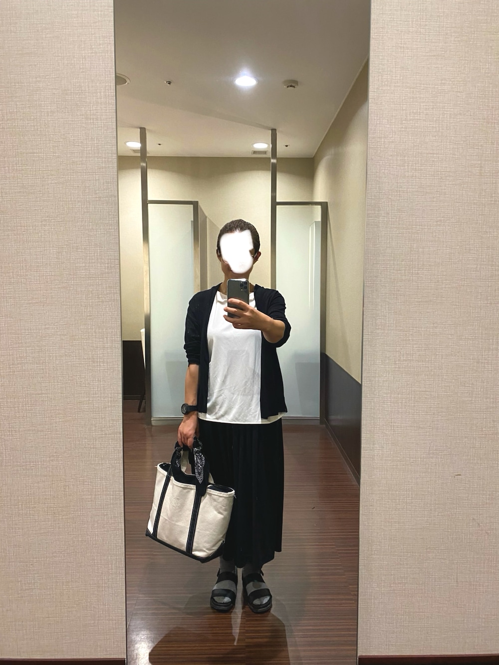 「モノトーン、キレイめ、授業参観、ワイドパンツ、Gショック、トートバッグ、LL.Bean、サンダル、おしゃれさんと繋がりたい」｜「UNIQLOのクレープジャージーT（ノースリーブ）セットアップ可能（Tシャツ/カットソー、ホワイト系）」を使った、はむさん（レディース・158cm）の秋コーディネートの1枚目の写真