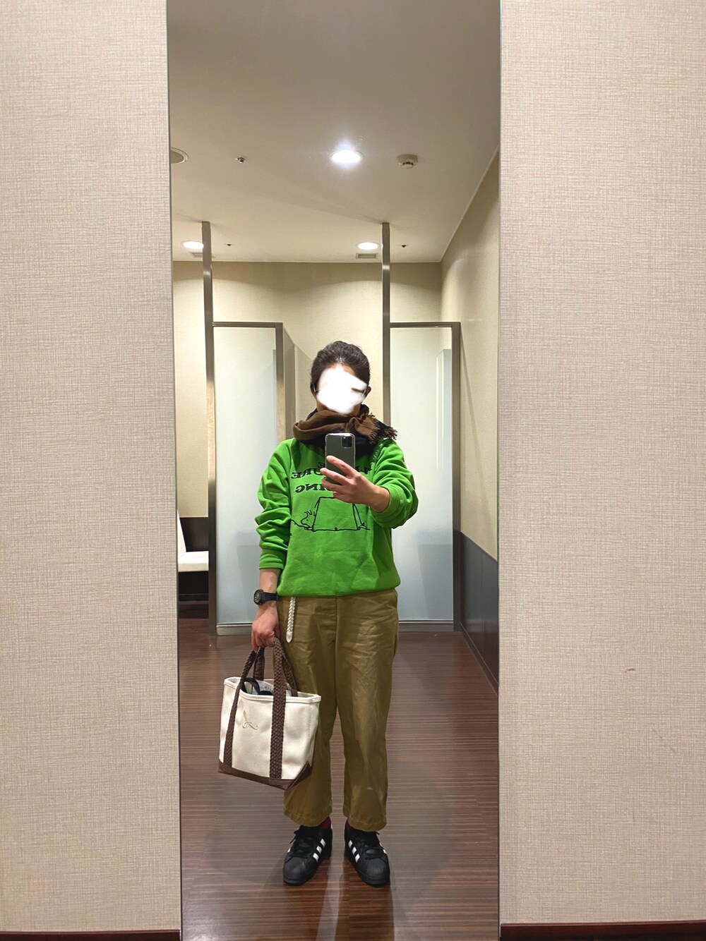 「スウェット、PEANUTS、GU、金子眼鏡、LL.Bean、orslow、スニーカー、adidas originals、スーパースター、ストール、UNIQLO+J、おしゃれさんと繋がりたい、Gショック」｜「uniqlo +jの+J ウールストール（ストール/ショール、ブラック系）」を使った、はむさん（レディース・158cm）の冬コーディネートの1枚目の写真