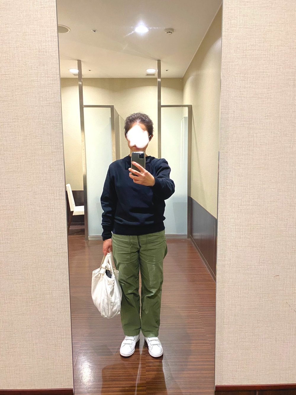 「シンプル、スウェット、GU、ファティーグパンツ、orslow、トートバッグ、無印良品、スニーカー、adidas originals、スタンスミス、スタンスミスベルクロ、金子眼鏡、Gショック、おしゃれさんと繋がりたい」｜「GUのヘビーウエイトクルーネックT 長袖S（Tシャツ/カットソー、ブラック系）」を使った、はむさん（レディース・158cm）の冬コーディネートの1枚目の写真
