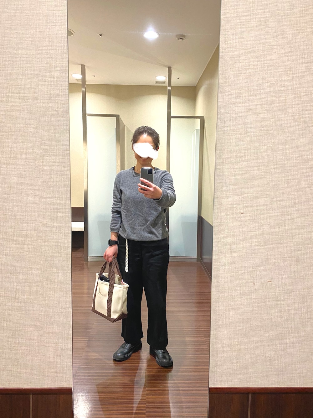 「シンプル、おしゃれさんと繋がりたい、私の推しブランド、UNIQLO、orslow、ZARA、ヘンリーネックニット、トラウザーパンツ、トートバッグ、ブーツ、黒×グレー」｜「UNIQLOのカシミヤヘンリーネックセーター（ニット/セーター、グレー系）」を使った、はむさん（レディース・158cm）の冬コーディネートの1枚目の写真