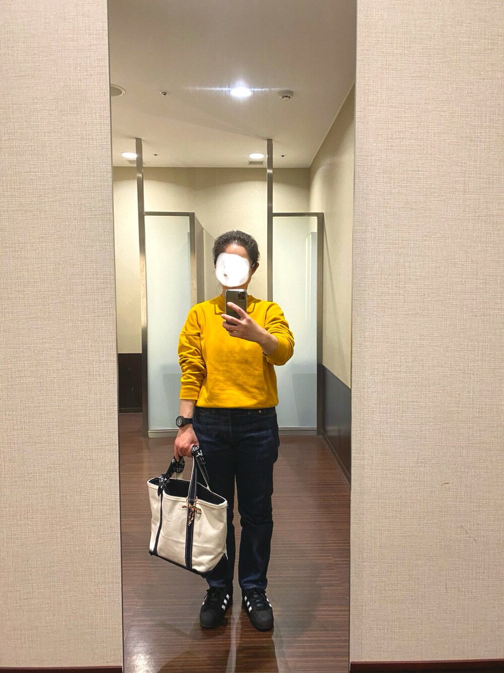 「おしゃれさんと繋がりたい、スウェット、UNIQLO U、デニム、RESOLUTE710、Gショック、トートバッグ、LL.Bean、スニーカー、adidas、スーパースター、金子眼鏡」｜「UNIQLOのアイテム（スウェット、イエロー系）」を使った、はむさん（レディース・158cm）の冬コーディネートの1枚目の写真