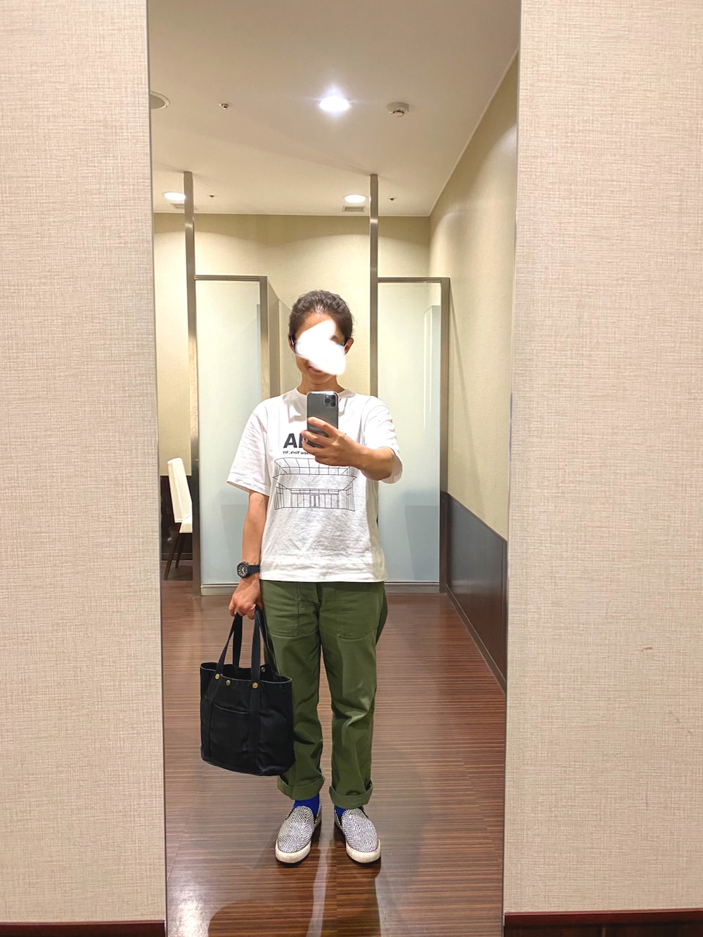 「お洒落さんとつながりたい、MoMA、UNIQLO、Gショック、一澤信三郎帆布、ファティーグパンツ、orslow、金子眼鏡」｜「UNIQLOのアイテム（Tシャツ/カットソー、ホワイト系）」を使った、はむさん（レディース・158cm）の秋コーディネートの1枚目の写真