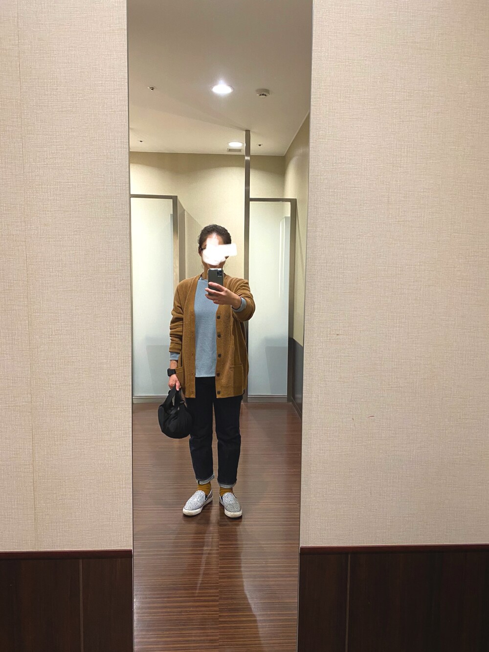 グリーン系のTシャツ/カットソー、ブラウン系のカーディガン/ボレロ、ブラック系のショルダーバッグを着用したレディースの秋コーディネートの1枚目の写真