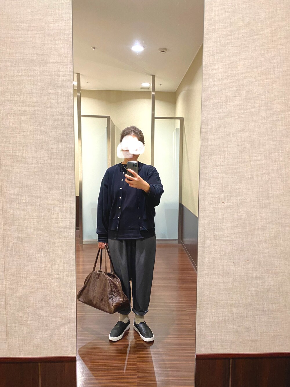 「WEARハロウィン2022、お洒落さんとつながりたい、Tシャツ×カーディガン、ボストンバッグ、JAS.M.B、Gショック、スリッポン、ZARA」｜「UNIQLOのエアリズムオーバーサイズコットンTシャツ5部袖（Tシャツ/カットソー、ブラック系）」を使った、はむさん（レディース・158cm）の秋コーディネートの1枚目の写真