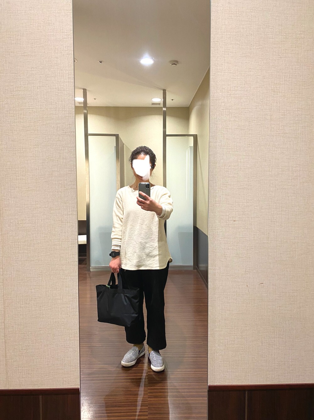 「モノトーン、サーマル、トラウザーパンツ、UNIQLO、orslow、ZARA、スリッポン、トートバッグ、おしゃれさんと繋がりたい、Gショック」｜「UNIQLOのワッフルクルーネックT（長袖）（Tシャツ/カットソー、ホワイト系）」を使った、はむさん（レディース・158cm）の春コーディネートの1枚目の写真