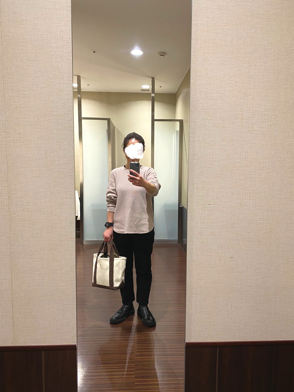 「おしゃれさんと繋がりたい、ワッフルクルーネックＴ、ブーツ、Levi's、リーバイス501、トートバッグ、L.L. Bean、ZARA、UNIQLO、Gショック」｜「UNIQLOのワッフルクルーネックT（長袖）（Tシャツ/カットソー、ベージュ系）」を使った、はむさん（レディース・158cm）の冬コーディネートの1枚目の写真