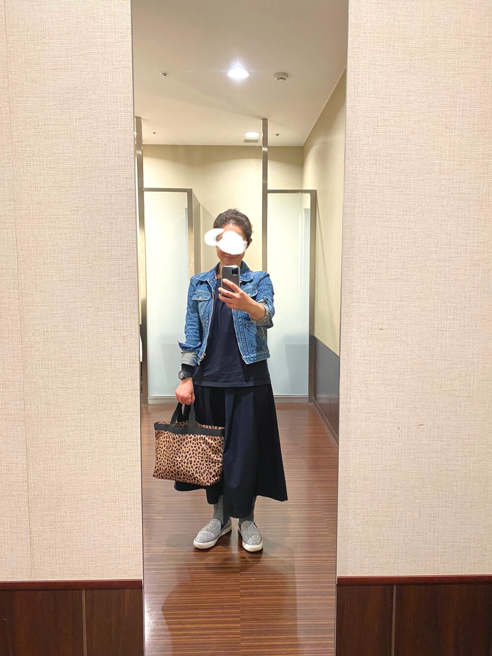 「デニムジャケット、Tシャツ×スカート、トートバッグ、スリッポン、黒×デニム、黒、レオパード、Gショック、おしゃれさんと繋がりたい、TOMMY HILFIGER、UNIQLO、GU、リラックススタイル、ZARA」｜「UNIQLOのコットンリラックスフレンチスリーブT（半袖）（Tシャツ/カットソー、ブラック系）」を使った、はむさん（レディース・158cm）の春コーディネートの1枚目の写真