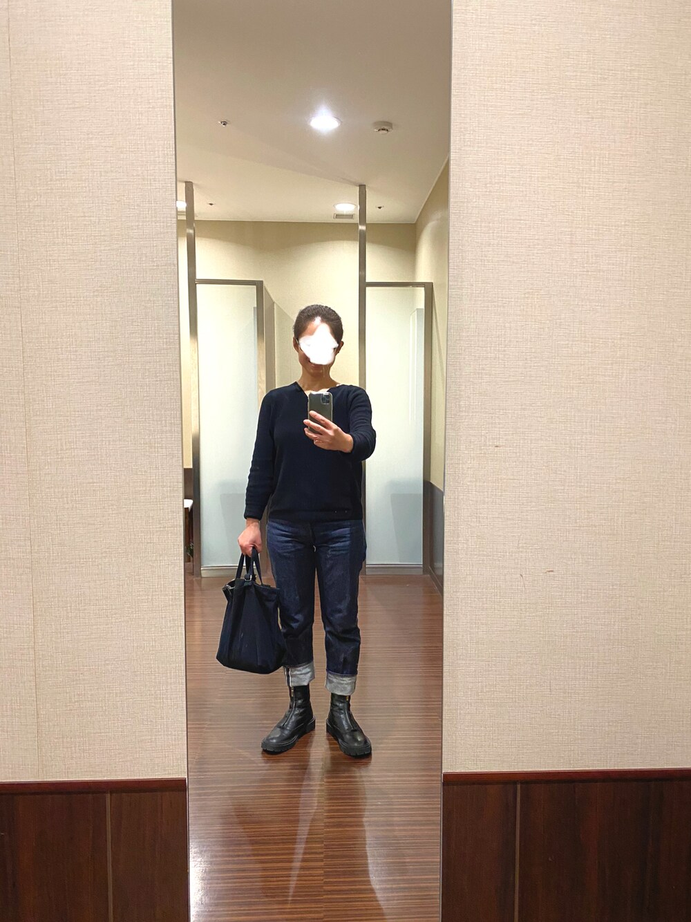 「シンプル、黒×デニム、レザーブーツ、リゾルト、リゾルト710、RESOLUTE、UNIQLO、ZARA、おしゃれさんと繋がりたい、トートバッグ」｜「RESOLUTEのRESOLUTE710 w30L28（デニムパンツ、ブルー系）」を使った、はむさん（レディース・158cm）の秋コーディネートの1枚目の写真