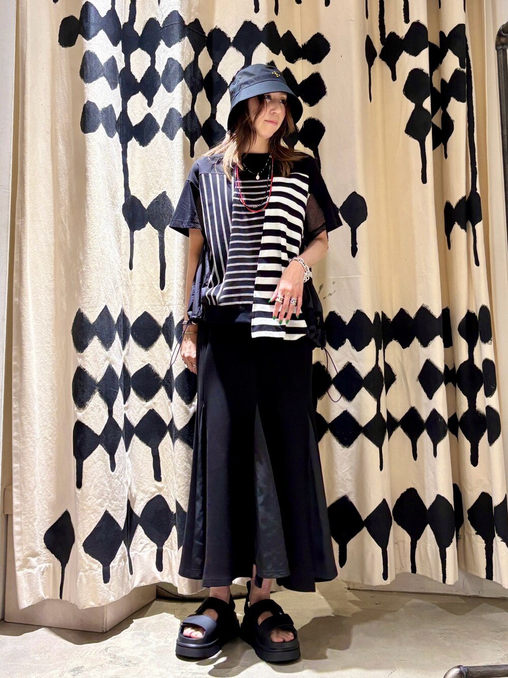 「バケットハット、デザイントップス、ボーダー、モノトーン、モード、ブラックコーデ、ROYAL FLASH、AULA AILA、Risley、UGG、サンダル、スカート、マーメイドスカート」｜「AULA AILAのAULA AILA/アウラアイラ/BORDER COMBINATION T-SHIRT/ボーダーコンビネーションTシャツ（Tシャツ/カットソー、ブラック系）」を使った、kazuyoさん（レディース・165cm）の夏コーディネートの1枚目の写真