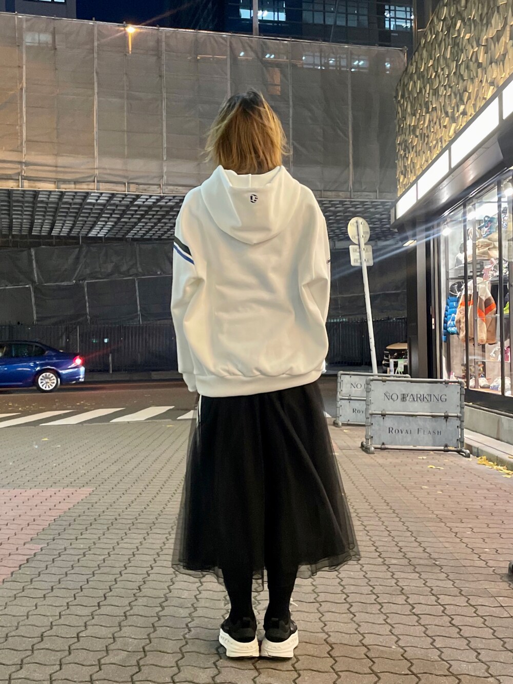 「ROYAL FLASH、大人カジュアル、ビッグシルエット、キレイめカジュアル、チュールスカート、essential、double standard clothing、スポーティ、パーカー」｜「ESSENTIALのグラフィックロゴ裏起毛プルオーバー（パーカー、ホワイト系）」を使った、kazuyoさん（レディース・165cm）の冬コーディネートの1枚目の写真