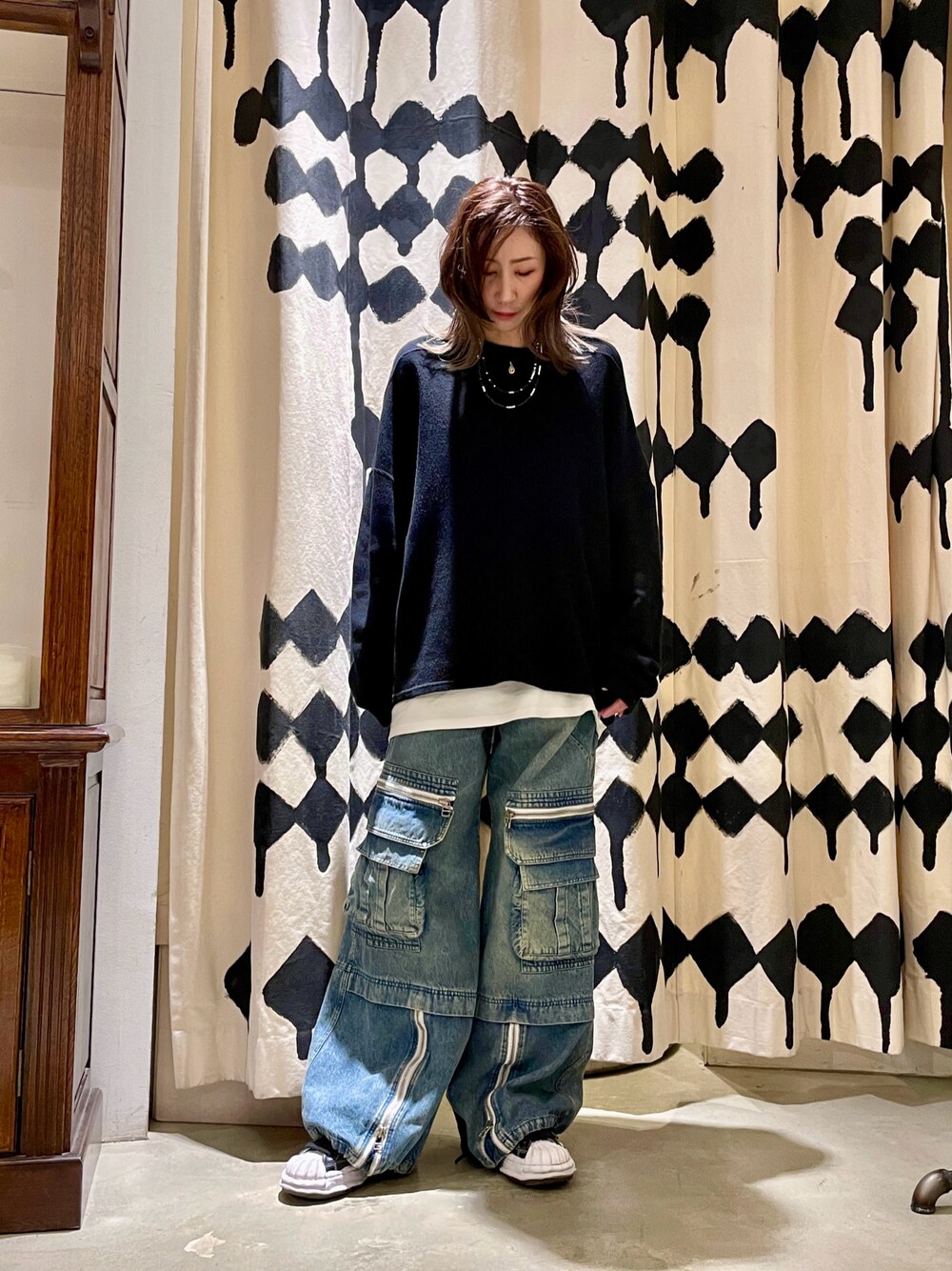 「レイヤードスタイル、カーゴパンツ、バギーパンツ、デニム、ワイドデニム、デニムパンツ、ROYAL FLASH、a.f artefact、ユニセックス、大人カジュアル、高身長女子」｜「ROYAL FLASHのA.F ARTEFACT/エーエフ・アーティファクト/Denim Cargo Zip Buggy Pants（デニムパンツ、ブルー系）」を使った、kazuyoさん（レディース・165cm）の冬コーディネートの1枚目の写真