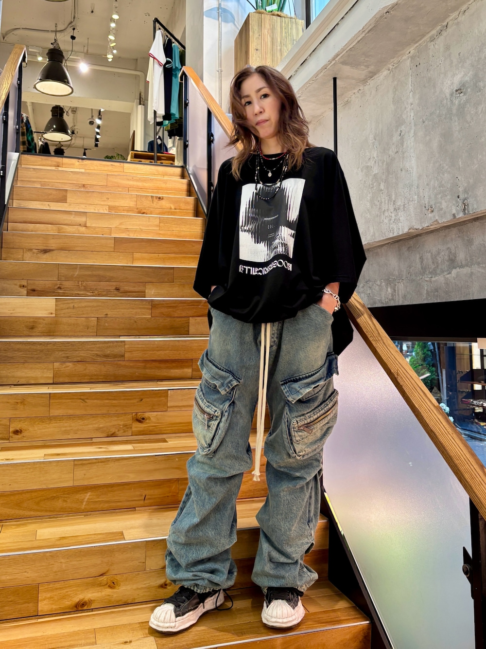 「レイヤードスタイル、カーゴパンツ、デニムパンツ、ワイドデニム、オーバーサイズ、ユニセックス、メンズライク、a.f artefact、モードストリート、ROYAL FLASH、高身長女子、スポーツミックス、ストリート、グラフィックＴ、大人カジュアル」｜「ROYAL FLASHのA.F ARTEFACT/エーエフ・アーティファクト/Type A Dolman Tee（Tシャツ/カットソー、ブラック系）」を使った、kazuyoさん（レディース・165cm）の夏コーディネートの1枚目の写真