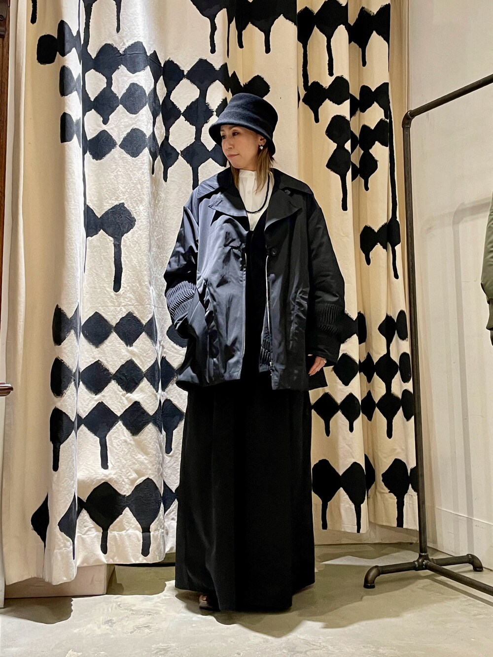 「秋コーデ、カジュアルスタイル、秋服、オトナ女子、大人カジュアル、大人コーデ、black、ミドルコート、ROYAL FLASH、UN3D.、高身長女子」｜「UN3D.のUN3D./アンスリード/ORIGAMI TUCK CT/オリガミタックコート（チェスターコート、ブラック系）」を使った、kazuyoさん（レディース・165cm）の秋コーディネートの1枚目の写真