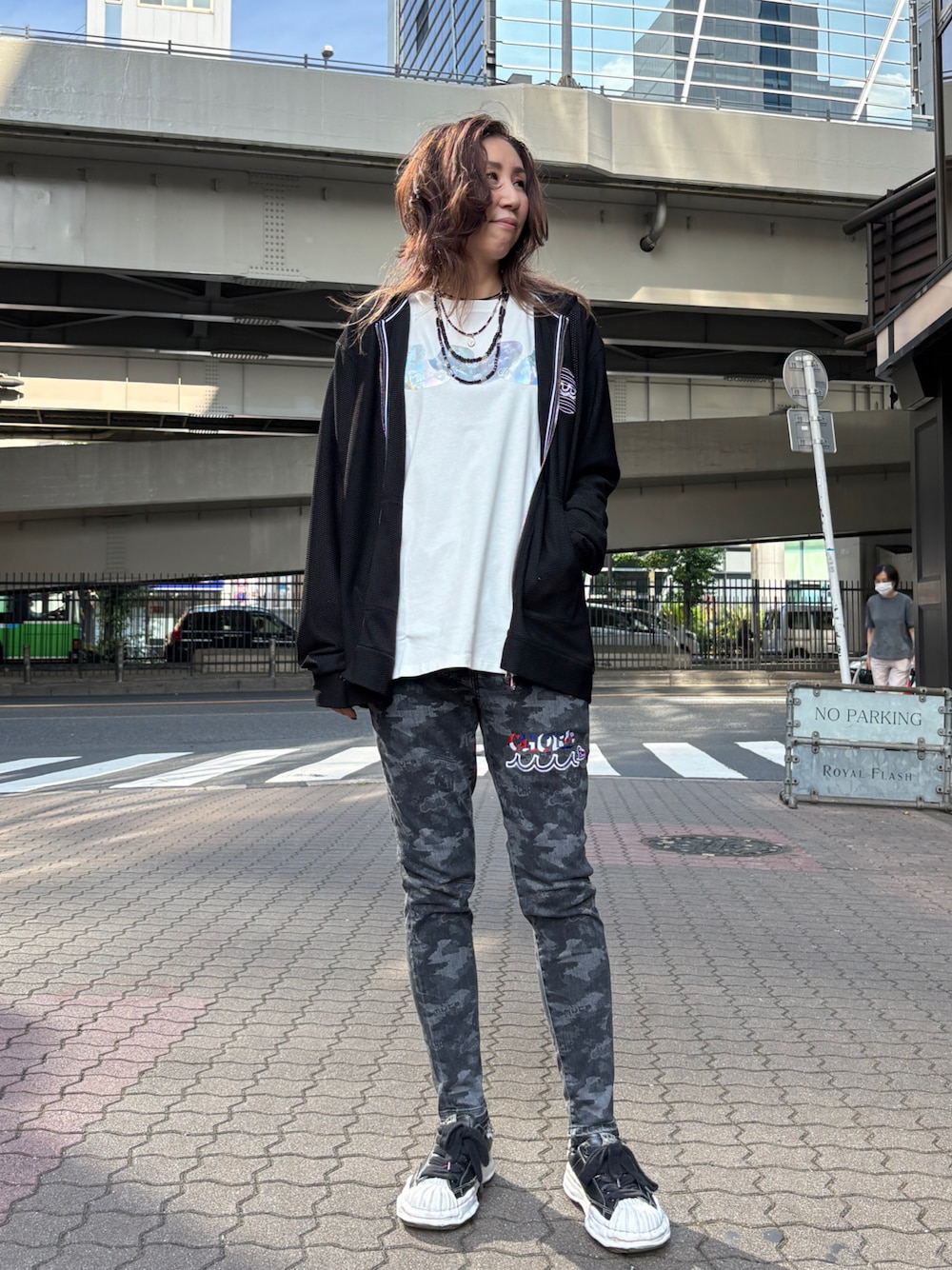 ホワイト系のTシャツ/カットソー、ブラック系のデニムパンツ、ブラック系のパーカーを着用したレディースの夏コーディネートの1枚目の写真
