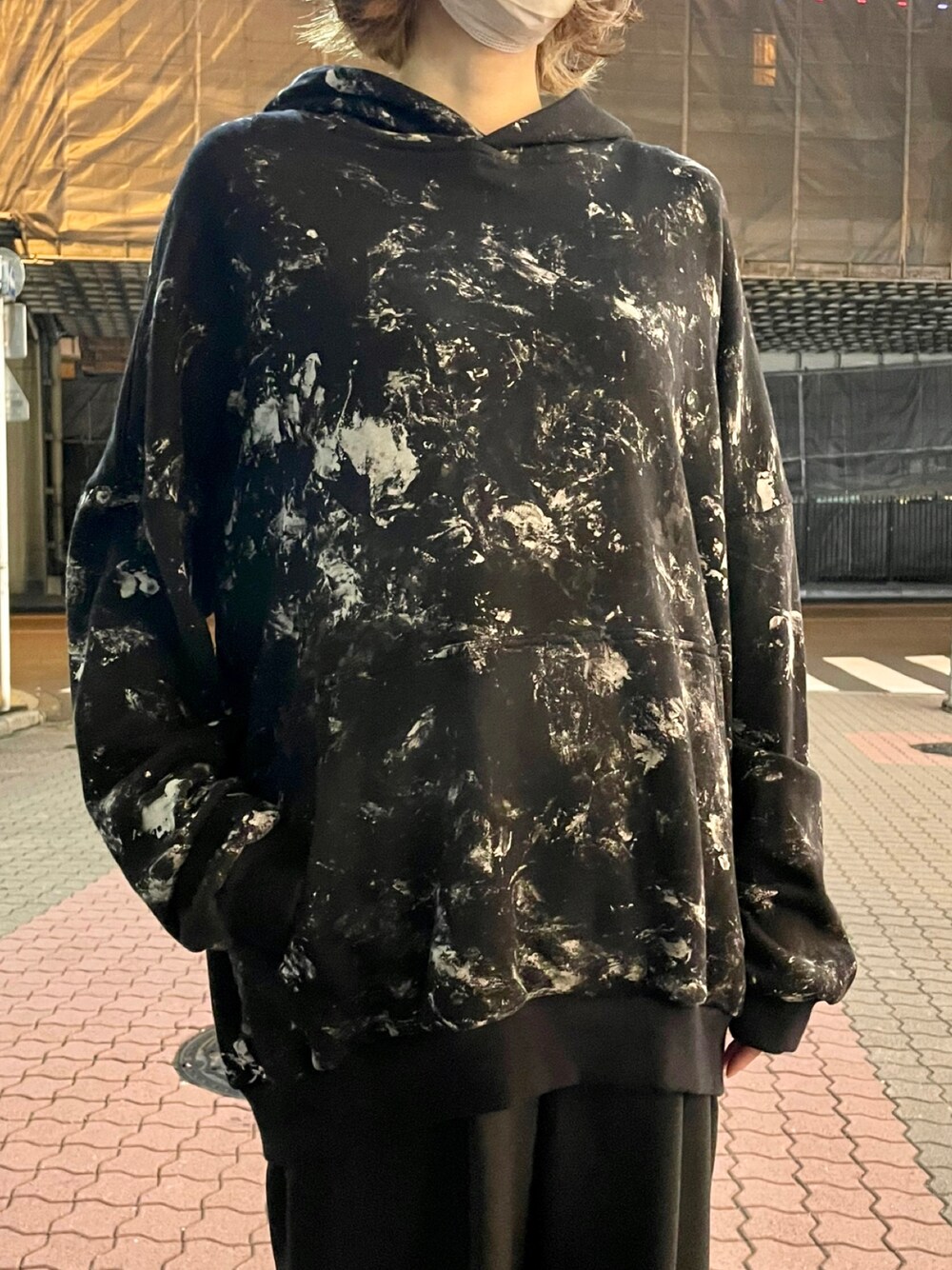「大人カジュアル、秋コーデ、プルオーバー、パーカー、KMRii、ROYAL FLASH」｜「KMRiiのKMRii/ケムリ/Flake Dischaged Pullover（パーカー、ブラック系）」を使った、kazuyoさん（レディース・165cm）の夏コーディネートの1枚目の写真