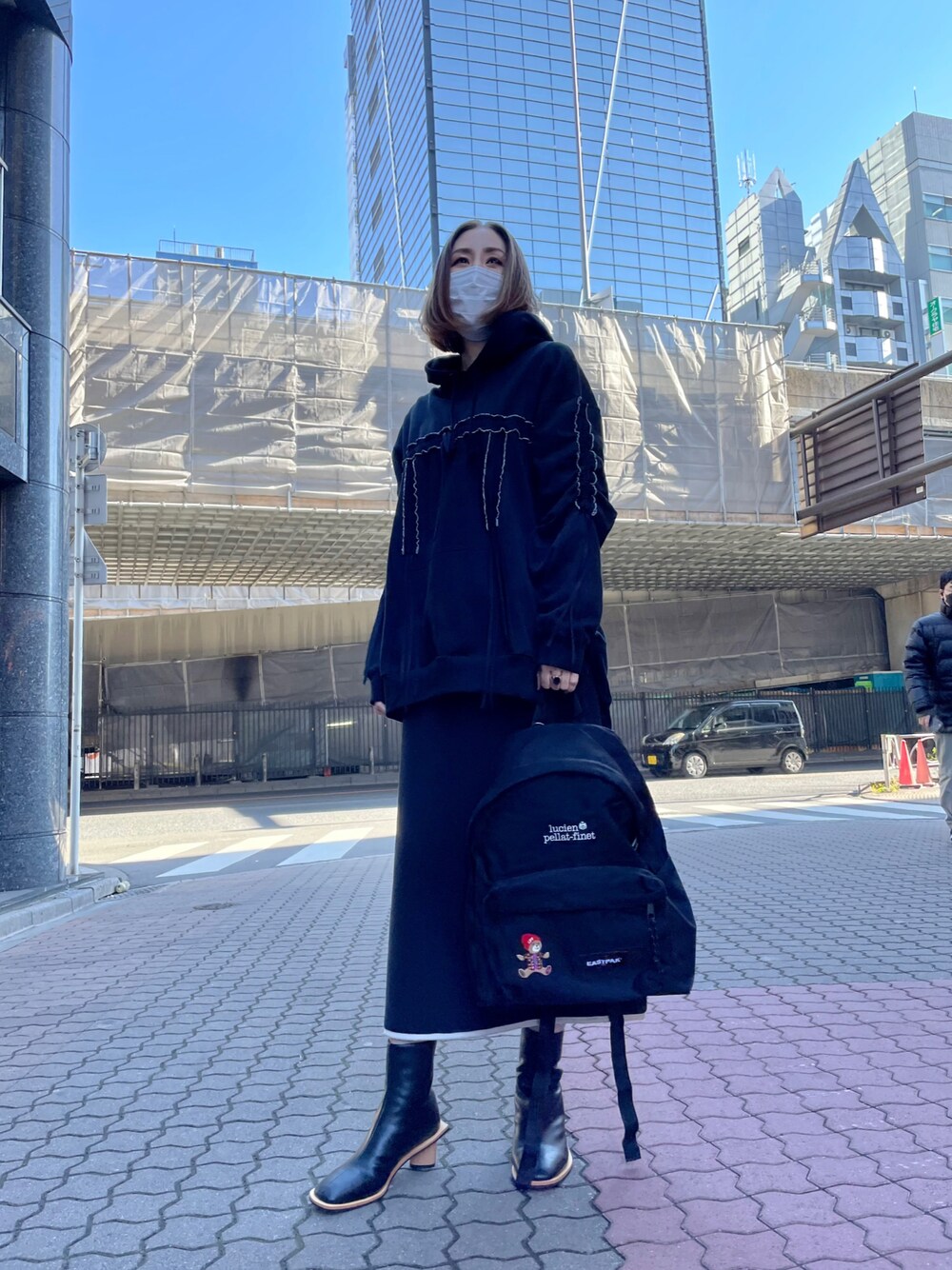「オトナカジュアル、カジュアル、大人女子、モード、ブラックコーデ、オールブラック、ROYAL FLASH、AULA AILA、ルシアンペラフィネ、モノトーンコーデ」｜「RehersalLのrehersall／リハーズオール/シャーリングスウェットプルパーカー（パーカー、ブラック系）」を使った、kazuyoさん（レディース・165cm）の冬コーディネートの1枚目の写真
