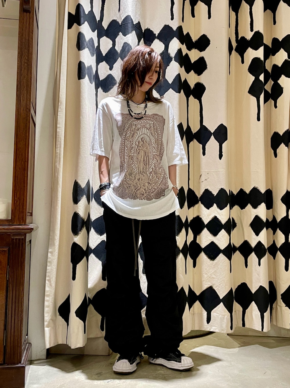 「オトナカジュアル、ラクチンコーデ、Tシャツ、白Tシャツ、ワイドパンツ、リラックススタイル、ROYAL FLASH、SHARE SPIRIT」｜「SHARE SPIRITのSHARE SPIRIT/シェアースピリット/別注 Lace Maria Tee（Tシャツ/カットソー、ホワイト系）」を使った、kazuyoさん（レディース・165cm）の冬コーディネートの1枚目の写真
