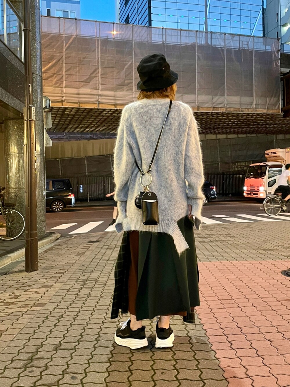 「カジュアルコーデ、初秋コーデ、ラクチンコーデ、今日のコーデ、オトナカジュアル、秋コーデ、MIHARAYASUHIRO、ROYAL FLASH、スニーカー、大人コーデ」｜「MIHARAYASUHIROのアイテム（ニット/セーター、ホワイト系）」を使った、kazuyoさん（レディース・165cm）の秋コーディネートの1枚目の写真