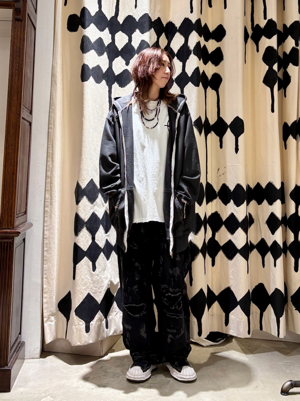 「パーカー、オトナカジュアル、スニーカーコーデ、デニム、ダメージデニムパンツ、ダメージ、ROYAL FLASH、FR(13)NDS、RE:VIRAL、メンズライク、オーバーサイズ」｜「ROYAL FLASHのRE:VIRAL/リバイラル/Crush Ring ZipUp Hoodie（パーカー、ブラック系）」を使った、kazuyoさん（レディース・165cm）の春コーディネートの1枚目の写真