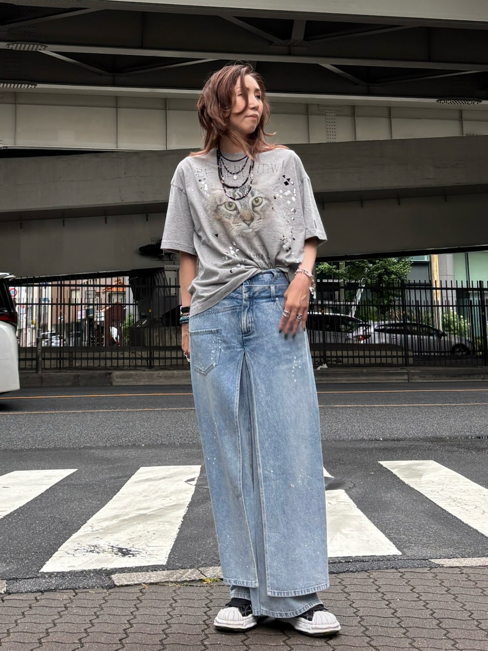 グレー系のTシャツ/カットソー、ブルー系のデニムパンツを着用したレディースの夏コーディネートの1枚目の写真