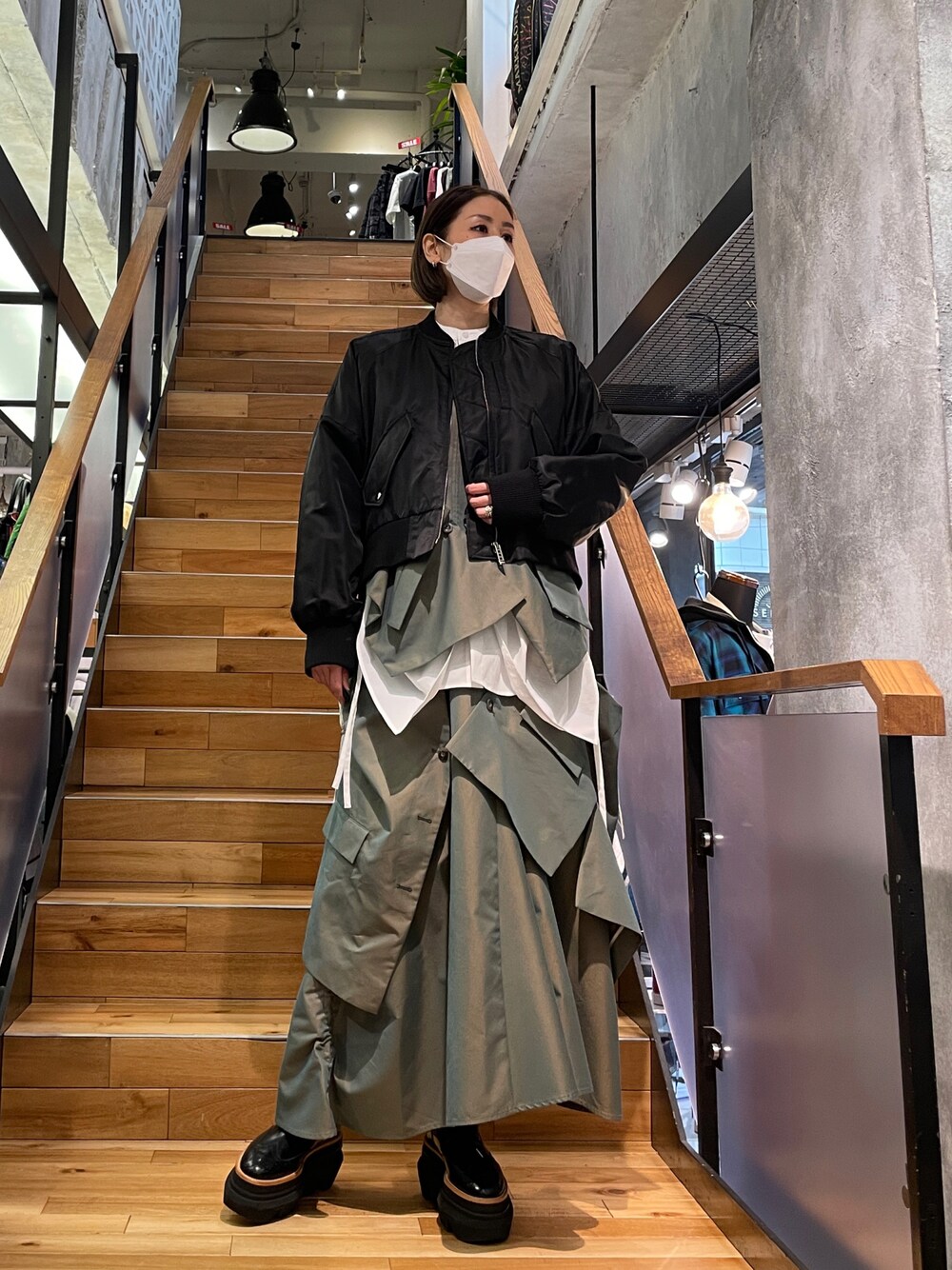 「休日スタイル、大人コーデ、春コーデ、お出かけコーデ、MA-1、レイヤードスタイル、シャツスタイル、ワンピース、カーキ、UN3D.、ROYAL FLASH、オトナカジュアル」｜「UN3D.のUN3D./アンスリード/BACK DRAWSTRING MA-1（MA-1、ブラック系）」を使った、kazuyoさん（レディース・165cm）の冬コーディネートの1枚目の写真