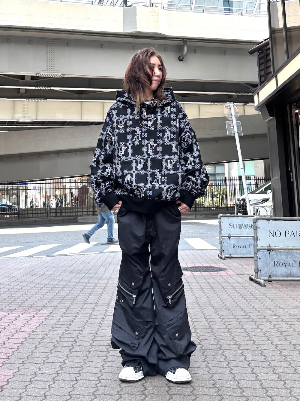 「大人コーデ、カジュアル、フーディー、大人カジュアル、オールブラック、柄パーカー、カーゴパンツ、ワイドカーゴパンツ、ROYAL FLASH、a.f artefact、高身長女子、メンズライク、ユニセックス」｜「ROYAL FLASHのA.F ARTEFACT/エーエフ・アーティファクト/MONOGRAM PATTERN SWEAT HOODIE（パーカー、ブラック系）」を使った、kazuyoさん（レディース・165cm）の春コーディネートの1枚目の写真