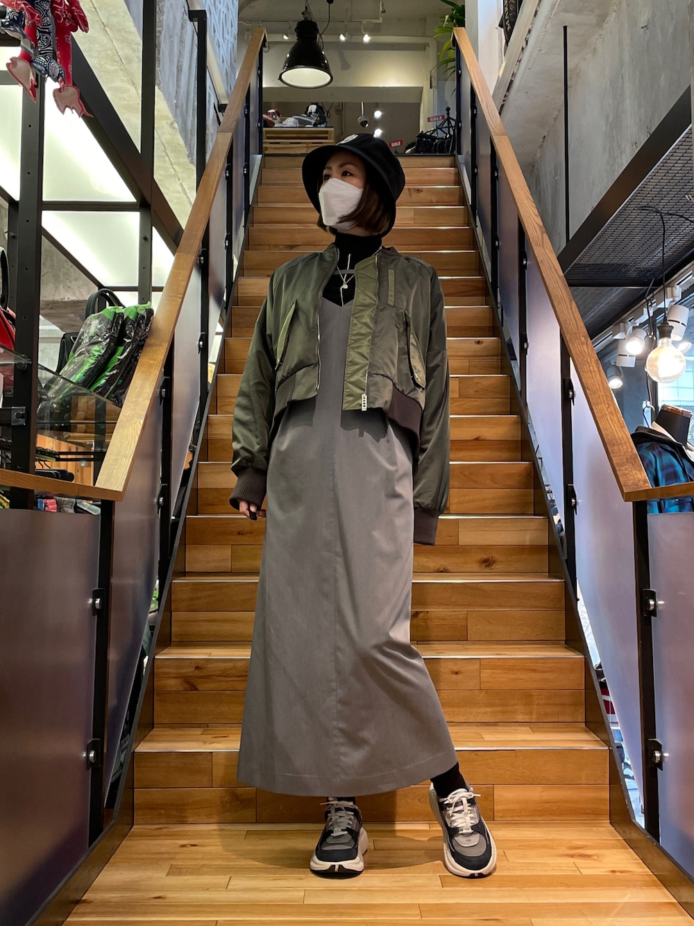 「春服コーデ、休日コーデ、オトナ女子、春、大人カジュアル、MA-1、ワンピース、バケットハット、Y-3、ROYAL FLASH、AULA AILA」｜「AULA AILAのAULA AILA/アウラアイラ/別注ストレートラインキャミワンピース（ワンピース、グレー系）」を使った、kazuyoさん（レディース・165cm）の冬コーディネートの1枚目の写真
