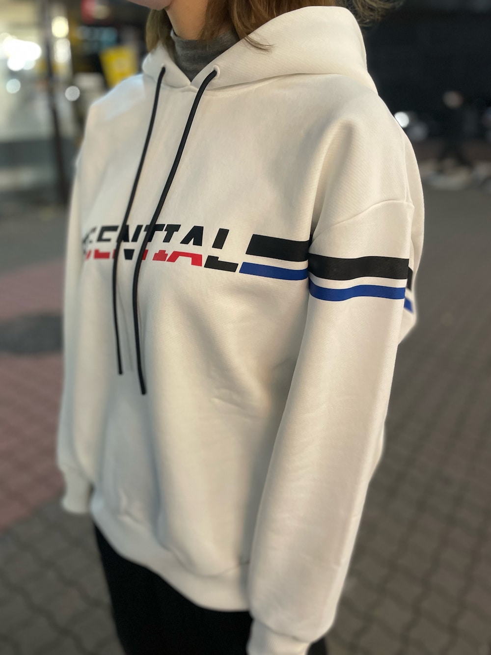 「ROYAL FLASH、エッセンシャル、double standard clothing、essential、スポーティ、パーカー」｜「ESSENTIALのグラフィックロゴ裏起毛プルオーバー（パーカー、ホワイト系）」を使った、kazuyoさん（レディース・165cm）の冬コーディネートの1枚目の写真