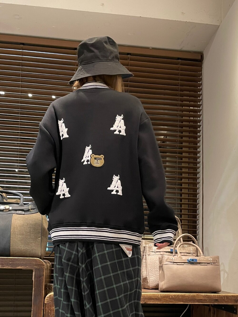 「ジャケット、スタジャン、冬コーデ、大人カジュアル、ラフ、ボンディング、カジュアルコーデ、ゆるコーデ、ROYAL FLASH、STUD MUFFIN」｜「STUD MUFFINのSTUD MUFFIN/スタッドマフィン/LA5スタジャン（ブルゾン、ブラック系）」を使った、kazuyoさん（レディース・165cm）の秋コーディネートの1枚目の写真