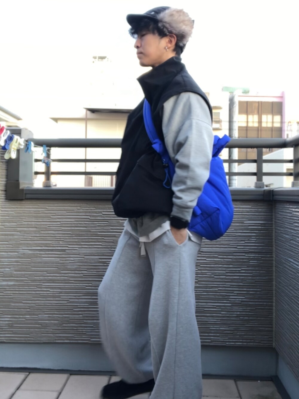 ブラック系のブルゾン、グレー系のスウェットパンツ、ブラック系のスニーカーを着用したメンズの冬コーディネートの1枚目の写真