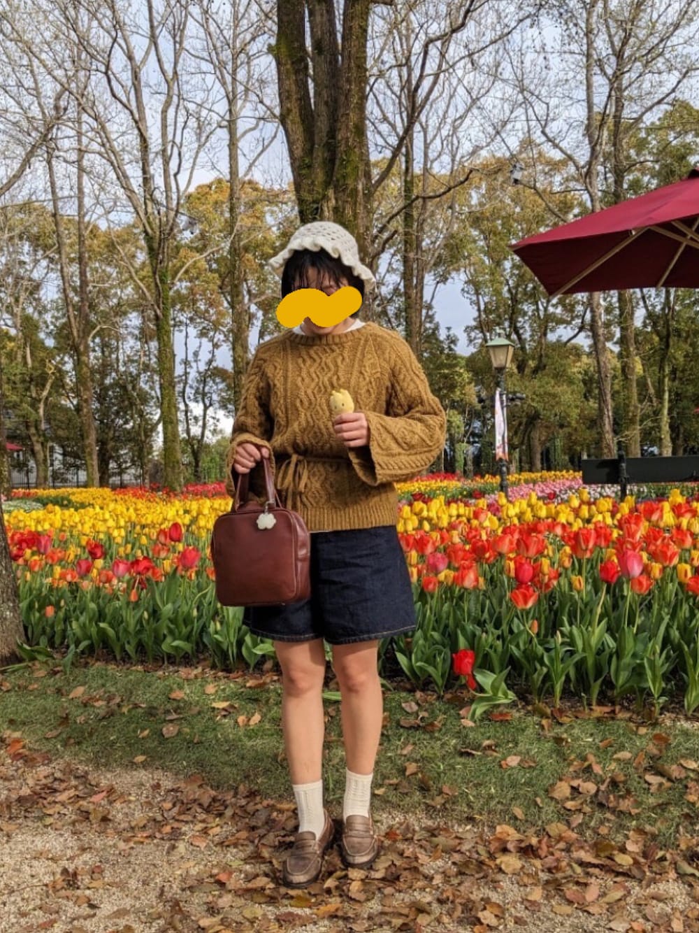 「チューリップ、お花畑、デートスタイル（WOMEN）、春服、イエロー、ローファー、シャーリング、デニムパンツ、grandmaバッグ、figlondon、ハウステンボス、huistenbosch、ちゅーりーちゃん、カネコアヤノ、kanekoayano」｜「fig Ｌondonのsheep HT（ハット、ホワイト系）」を使った、ayakoさん（レディース・160cm）の春コーディネートの1枚目の写真