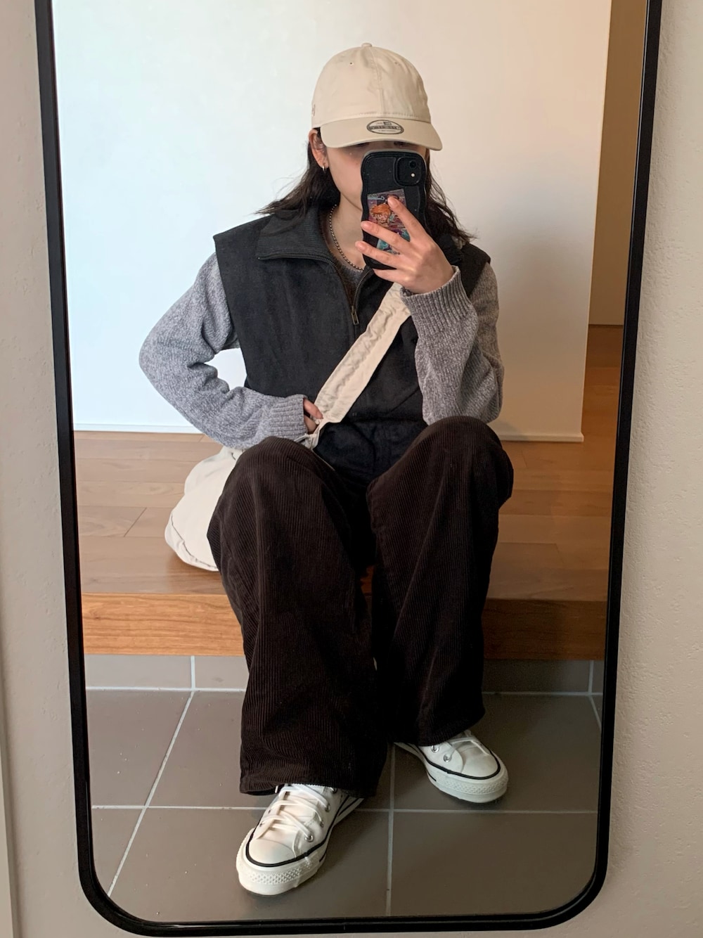 「カジュアルスタイル、メンズライク、秋冬コーデ、シンプル、ゆるコーデ、パンツコーデ、ベスト、コーデュロイ、converse、コンバース、キャップ」｜「NEW ERAの【別注】＜NEW ERA＞ハンドウォッシュ コットンキャップ2（キャップ、ホワイト系）」を使った、yuan .さん（レディース・155cm）の冬コーディネートの1枚目の写真