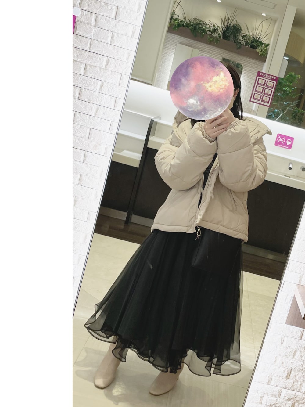 「大人カジュアル、ブラックコーデ、白ブーツ、ラベルエチュード、低身長」｜「LA BELLE ETUDEのボリュームチュール×オーガンジーデニムサロペット/Sサイズ展開あり（ジャンパースカート、ブラック系）」を使った、mell＊さん（レディース・146cm）の冬コーディネートの1枚目の写真
