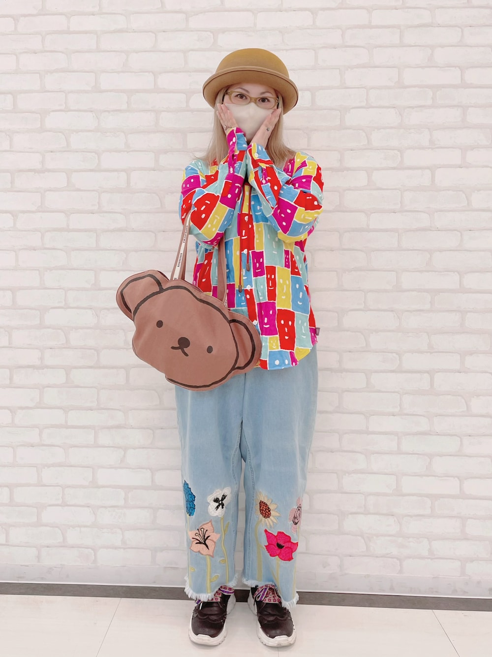 ブルー系のその他パンツ、ブラウン系のトートバッグ、ブラウン系のスニーカーを着用したレディースの秋コーディネートの1枚目の写真