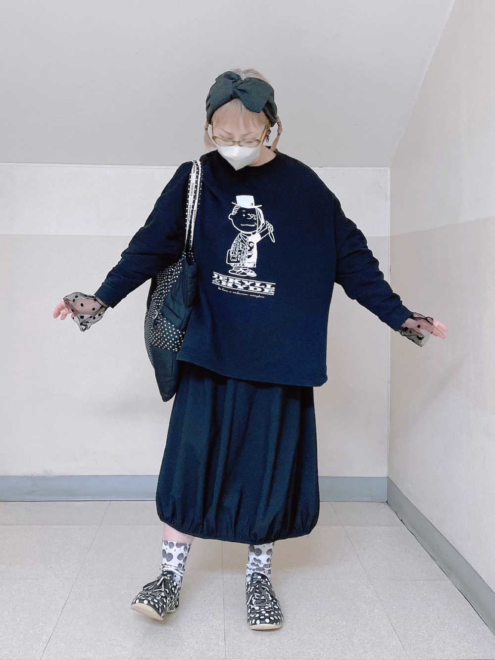 ブラック系のTシャツ/カットソー、その他のトートバッグ、ブラック系のスカートを着用したレディースの春コーディネートの1枚目の写真