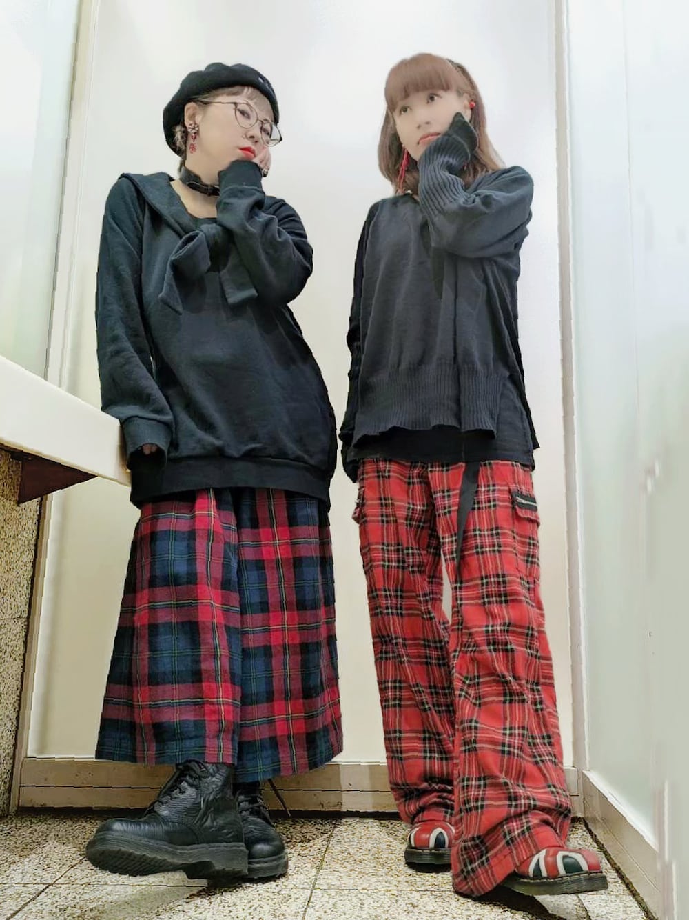 ブラック系のスウェット、レッド系のその他パンツ、ブラック系のブーツを着用したレディースの冬コーディネートの1枚目の写真