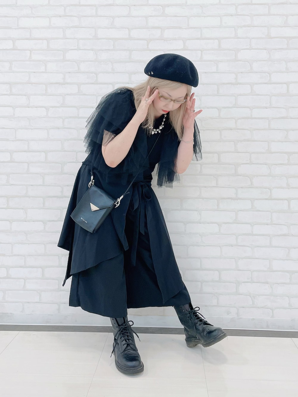 ブラック系のトップス、ブラック系のパンツ、ブラック系のバッグを着用したレディースの秋コーディネートの1枚目の写真