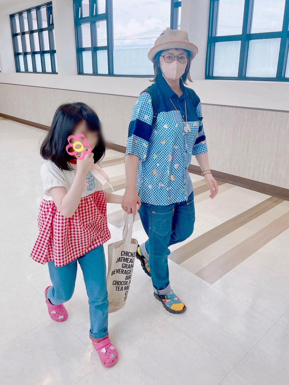 レッド系のトップス、ブルー系のデニムパンツ、ブルー系のシャツ/ブラウスを着用したレディースの夏コーディネートの1枚目の写真
