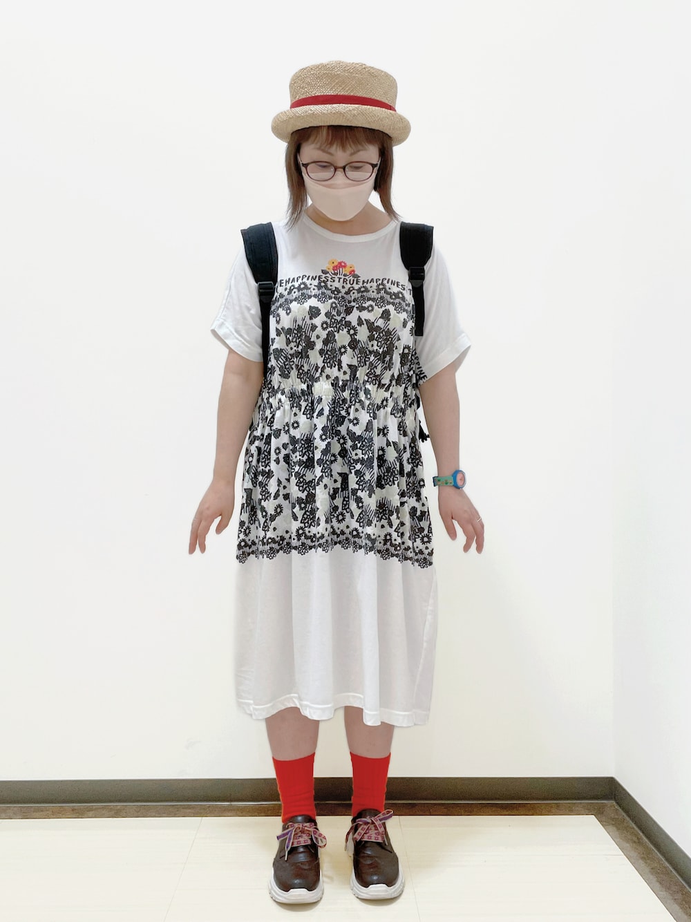 ブラック系のバックパック/リュック、ホワイト系のワンピース、ブラウン系のスニーカーを着用したレディースの夏コーディネートの1枚目の写真