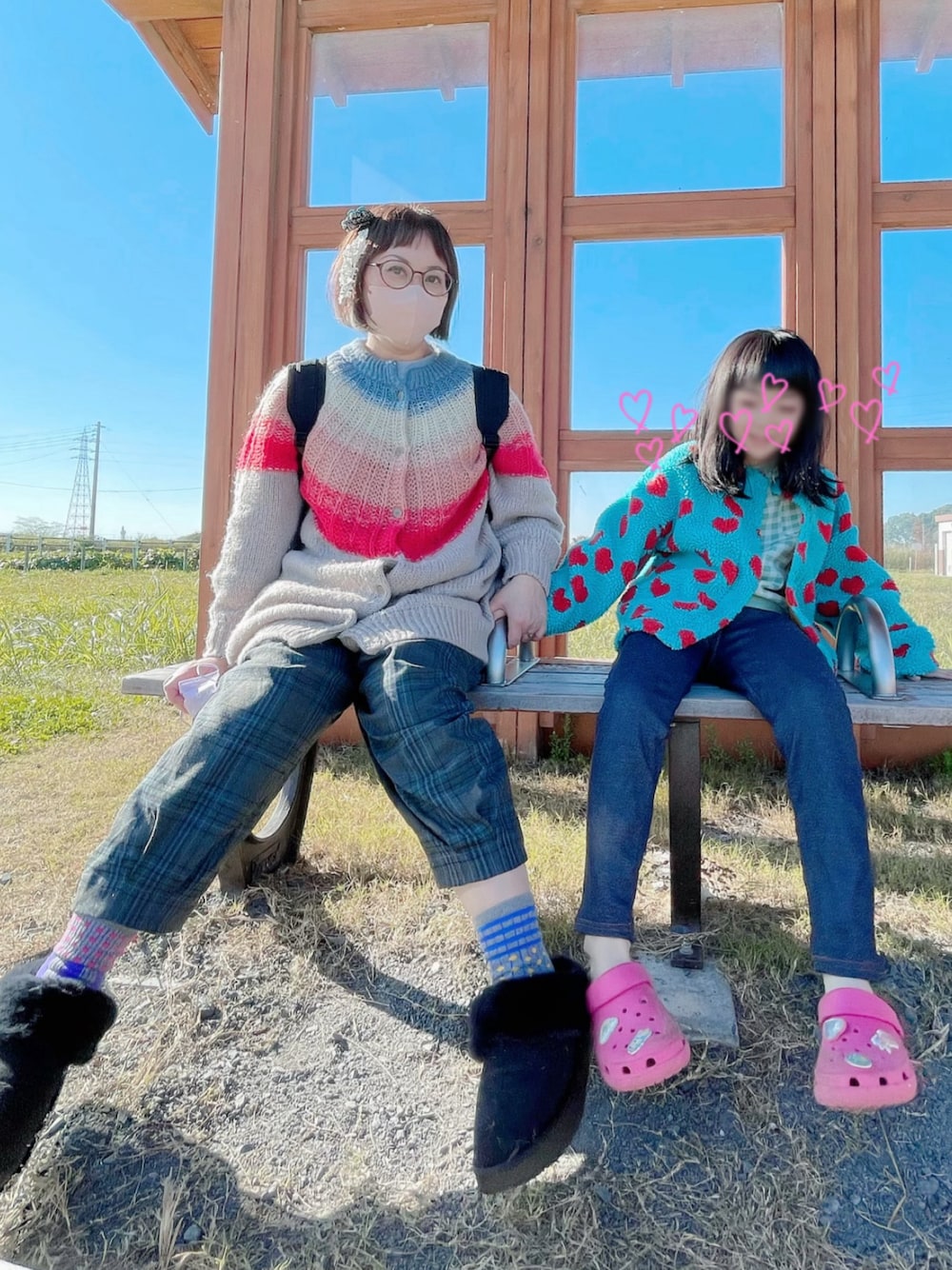 その他のブルゾン、グレー系のその他パンツ、ブラック系のスリッポンを着用したレディースの秋コーディネートの1枚目の写真