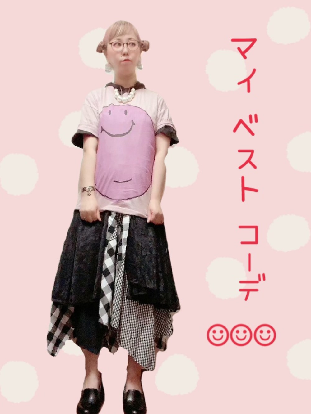 ピンク系のTシャツ/カットソー、ブラック系のトップス、ブラック系のスカートを着用したレディースの冬コーディネートの1枚目の写真